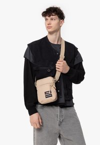 Eastpak THE ONE - Borsa a tracolla - gb suit