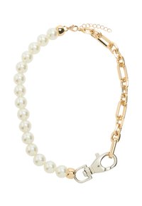 Bransoletka z pereł z białymi koralikami, złotymi akcentami i srebrnym zapięciem. Zawiera sekcję z złotych ogniw łańcucha oraz regulowany łańcuch.