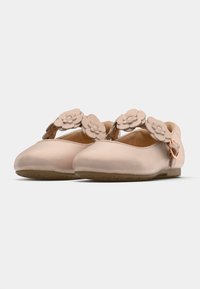Ballerines rose clair en matière lisse, avec une bride décorative ornée de trois appliqués fleurs et un petit accent boucle.