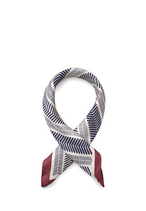 Silkesjal med marineblå geometriske chevron-mønstre på hvit bakgrunn, avsluttet med mørkerøde tupper, arrangert i en løkke.