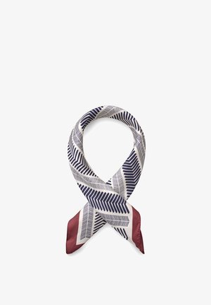 Silkkihuivi, jossa valkoisella taustalla tummansinisiä, geometristä sahalaita-kuvioita ja viininpunaiset reunat, aseteltu silmukaksi.