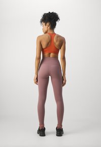 Nike Performance UNIVERSA - Tajice - smokey mauve/black