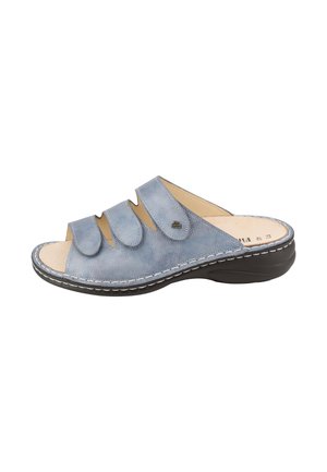 Hellblauer offener Zehenschuh mit drei verstellbaren Riemen, gepolsterter beiger Innensohle und schwarzer Sohle mit weißen Nähten.