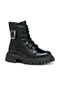 Botte de combat en cuir noir avec une semelle en caoutchouc épaisse, un laçage à l'avant et un accent de boucle en argent sur le côté. Fini lisse et brillant.