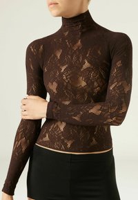 Top de encaje marrón de manga larga con un diseño de body, que presenta un cuello alto y patrones florales intrincados. Tejido de textura suave.