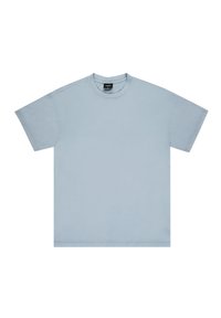 Jasnoniebieska koszulka z krótkim rękawem, wykonana z miękkiej bawełny. Posiada okrągły dekolt oraz subtelne logo na środku. Gładka tekstura i starannie wykończone krawędzie.