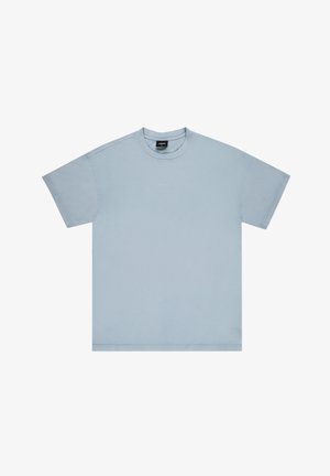 Jasnoniebieska koszulka z krótkim rękawem, wykonana z miękkiej bawełny. Posiada okrągły dekolt oraz subtelne logo na środku. Gładka tekstura i starannie wykończone krawędzie.