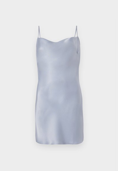 Σατινέ φόρεμα στο χρώμα του λευκού σε ανοιχτό μπλε, με λεπτές ρυθμιζόμενες τιράντες, απαλό και λείο υλικό, και απλή σιλουέτα.
