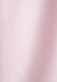 Helles rosa Gewebe, glatte Textur, gleichmäßige Webart, keine Muster oder Akzente, durchgehend einheitlicher Farbton.