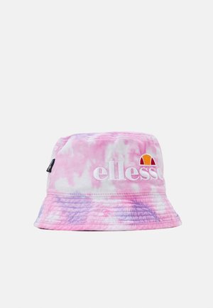 Tie-dye bucket hat i pink, hvid og lilla med syet "ellesse" logo og orange-rødt halvcirkel-emblem på forsiden.