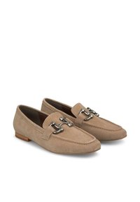 Mocassini in suede beige con accenti in metallo argentato, tacco piatto in legno e dettagli cuciti lungo la parte superiore. Design durevole e classico.