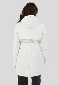 Witte waterdichte jas met een cinched taille, verstelbare capuchon en een achterventilatie. Bevat een riem en een logo op de capuchon.