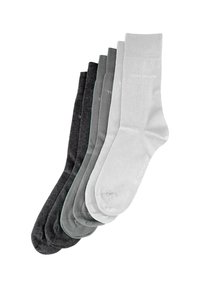 Conjunto de seis pares de calcetines en diferentes tonos: gris oscuro, gris claro y blanco. Hechos de material suave, con el logotipo de la marca impreso en cada uno.