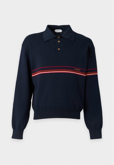 Pull polo à manches longues bleu marine avec des rayures horizontales rouges, blanches et marron et des boutons dorés, avec un petit logo Versace sur la poitrine.