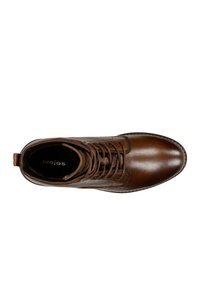 Stivale alla caviglia in pelle marrone con punta rotonda, finitura testurizzata e lacci a contrasto. Marchio visibile sulla soletta. Design della suola robusto.
