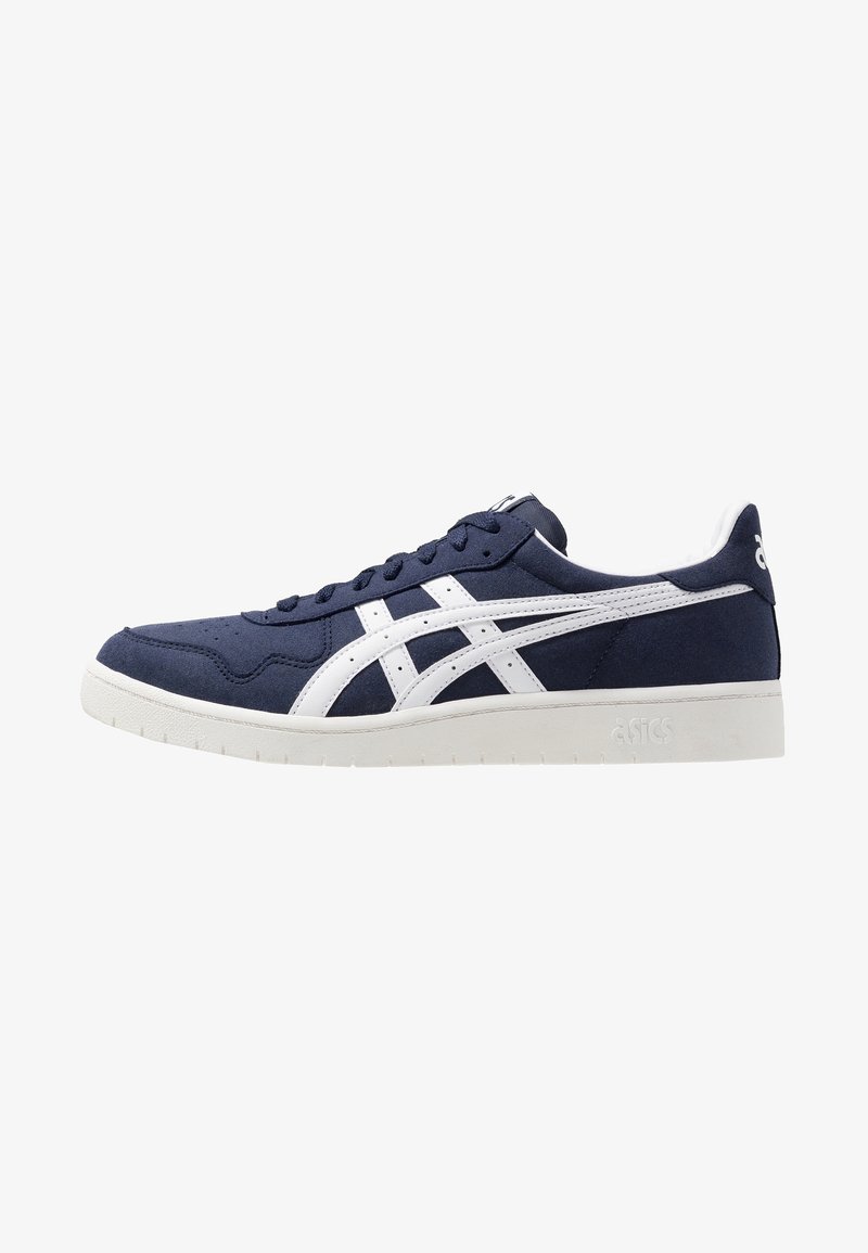 Baskets basses bleu marine avec semelle blanche et bandes blanches croisées sur le côté, avec signature ASICS au talon et à la semelle.