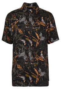 Camisa de manga corta con botones en tela negra, que presenta un colorido estampado de animales y follaje con cebras, jirafas y hojas tropicales.