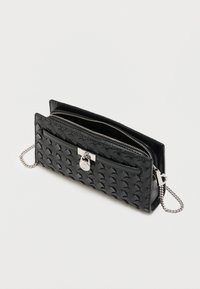 Mustast nahast rahakott, millel on punutud tekstuur, hõbedane tõmblukk ja ketist rihm. Esiküljel on tasku ja kinnitusel logo detail.