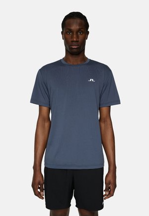 T-shirt de sport pour hommes à manches courtes en tissu bleu foncé, avec un col rond et un petit logo blanc sur la poitrine.