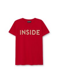 Camiseta de algodón roja con la palabra "INSIDE" en grandes letras beige en la parte delantera. Cuello redondo clásico y mangas cortas.