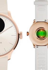 Smartwatch con cassa in acciaio inossidabile rosa oro, cinturino in silicone bianco, quadrante minimalista e sensore sul retro con luce verde.
