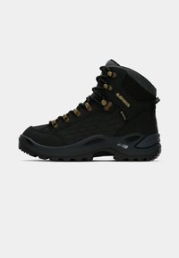 Zwarte wandelboot met een gestructureerde bovenkant, gewatteerde kraag, metalen oogjes en een robuuste zool. Het ontwerp bevat een waterdichte voering.