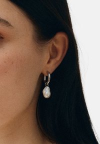 EDBLAD ROC BAROQUE PEARL HOOPS - Uhani - steel