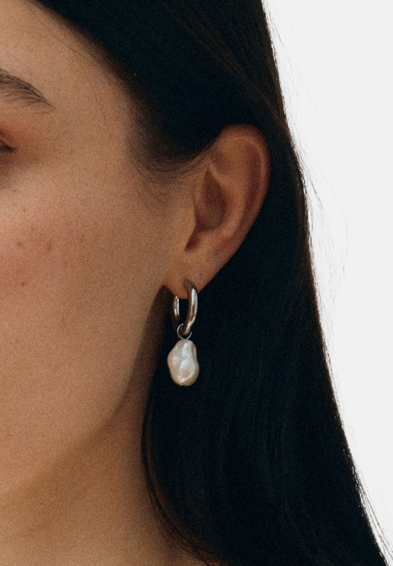 EDBLAD ROC BAROQUE PEARL HOOPS - Uhani - steel