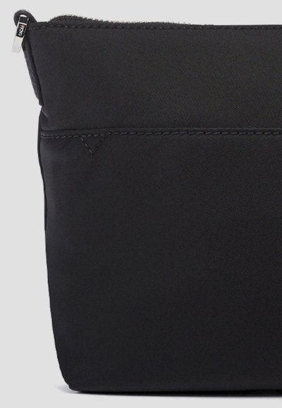 Czarna saszetka zapinana na zamek, wykonana z tkaniny, charakteryzująca się gładką teksturą, subtelnym przeszyciem i płaskim designem. Idealna do organizacji małych przedmiotów.