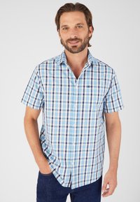 Camisa de botones de manga corta en un patrón de cuadros azul claro y azul marino, con un cuello rígido y un logo en el lado izquierdo del pecho.