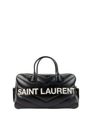 Zwarte leren Saint Laurent handtas met twee handvatten en witte dikke logo tekst aan de voorkant tegen een witte achtergrond.