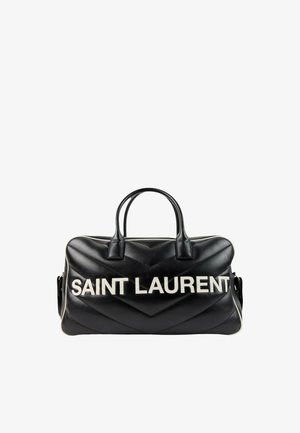 Zwarte leren Saint Laurent handtas met twee handvatten en witte dikke logo tekst aan de voorkant tegen een witte achtergrond.