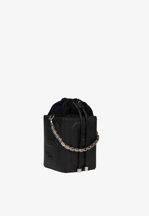 Schwarze Leder-Beuteltasche mit Stoffzugband-Verschluss, großen geprägten Buchstaben und silberner dekorativer Kettenhenkel.