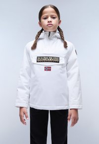Veste imperméable blanche avec un col montant, patch de marque noir et un petit détail du drapeau norvégien. Elle dispose de manches longues et d'une coupe décontractée.