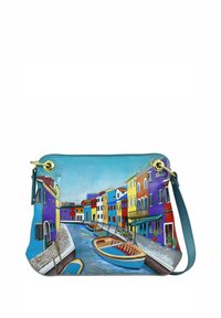Bunte Handtasche mit einer bemalten Kanalszene und Booten, aus Leder mit glatter Textur, verziert mit goldenen Hardware-Akzenten.