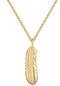 Zlati obesek v obliki perja s zapletenimi detajli, obešen na preprosti zlat brezčelni verigi, ki ima sijoč, poliran zaključek.