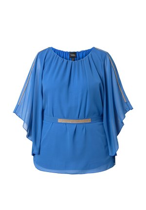 Blå chiffonbluse med løse, flydende ærmer, rund halsudskæring, guldkant langs ærmerne og et matchende bælte med gulddetaljer.