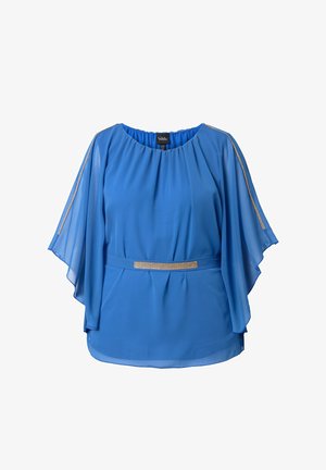 Blå chiffonbluse med løse, flydende ærmer, rund halsudskæring, guldkant langs ærmerne og et matchende bælte med gulddetaljer.