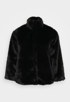 Svart faux pelsjakke med høy krage, som har en myk tekstur og en firkantet fasong. Designet har ingen synlig maskinvare eller lukking.
