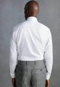 Next REGULAR FIT biały