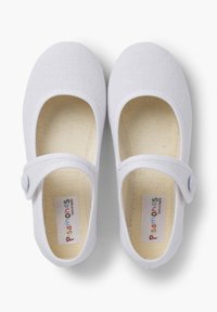 Weißes Canvas-Mary-Jane-Schuhwerk mit runder Zehenpartie, Knöchelriemen mit einem Knopf und strukturiertem Obermaterial. Innen ist mit einem beigen Futter ausgestattet.