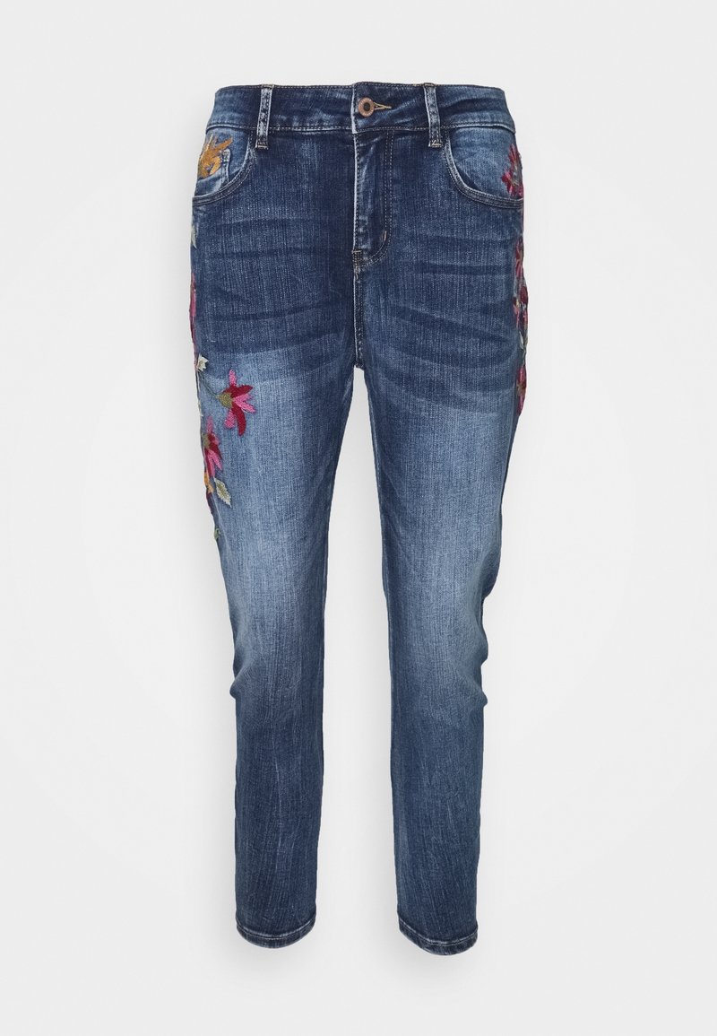 Vaqueros de mezclilla en azul oscuro con un acabado desgastado, que presentan bordados florales en colores vibrantes en los laterales, y un diseño de corte ajustado.