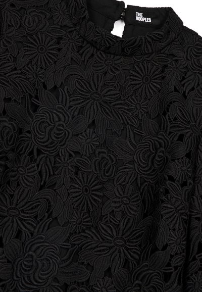 Schwarze blumengestickte Bluse mit hohem Hals. Sie verfügt über strukturierten Stoff, aufwendige 3D-Blumenmuster und einen Knopfverschluss hinten.