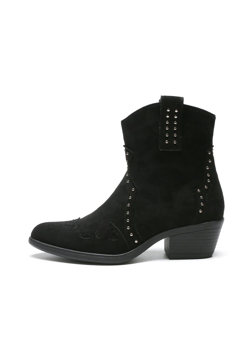 Botas de tobillo de ante negro con un tacón bajo apilado, acentos decorativos de tachuelas y diseños recortados intrincados en la puntera y los lados.