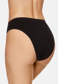 Czarne majtki z wysokim stanem, wykonane z gładkiego materiału, z szerokim pasem i bezszwowymi brzegami, co zapewnia minimalistyczny design.