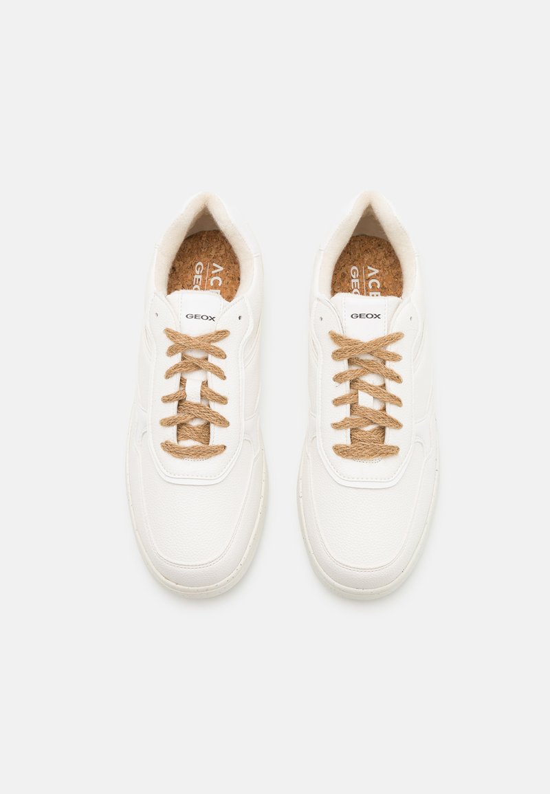 Witte leren sneakers met een gestructureerd oppervlak, voorzien van beige veters, een gevoerde kurken inlegzool en een logo op de tong gedrukt.