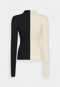 Schwarz-cremefarbener Rippsweater mit hohem Kragen. Er weist ein zweifarbiges Design und lange Ärmel auf und zeigt einen strukturierten Stoff.