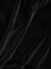 Μαύρο βελούδινο ύφασμα με ομαλή, γυαλιστερή υφή, χαρακτηριζόμενο από απαλά πτυχώματα και διακριτική λάμψη, δημιουργώντας μια πλούσια και πολυτελή εμφάνιση.