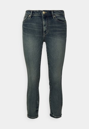 Tummanharmaat slim-fit farkut, joissa on etutaskut, vyölenkit ja nappikiinnitys, esitelty litteänä valkoista taustaa vasten.