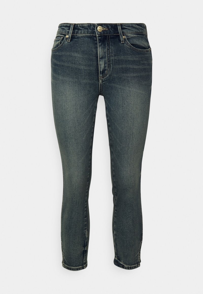 Tmavě šedé slim-fit džíny s předními kapsami, poutky na opasek a zapínáním na knoflík, položené rovně na bílém pozadí.